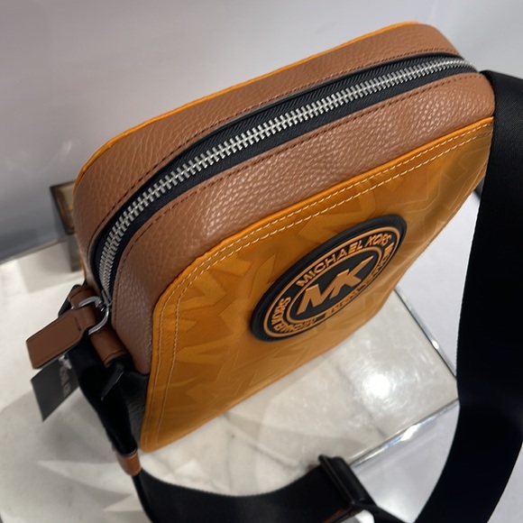 Michael Kors Kent Flight Bag Crossbody Honey Comb - Picture 15 of 16